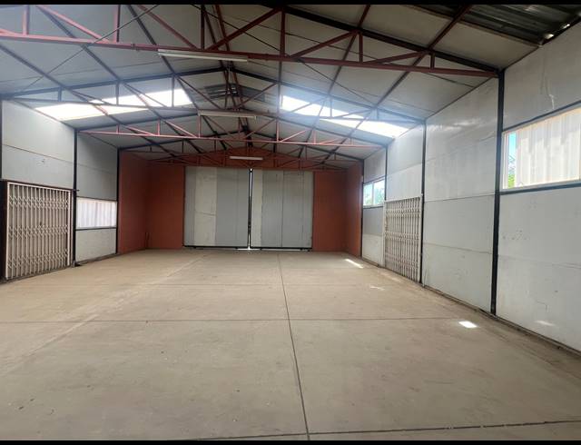 126M² WAREHOUSE TO LET IN MOSTYN PARK